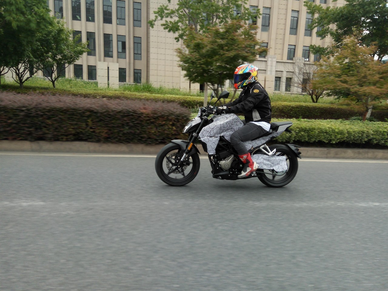 依然神秘!春风CF250NK路试谍照+特技车超燃