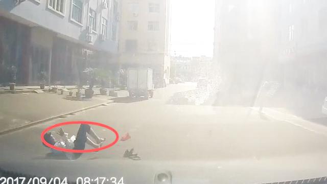 太阳阻挡视线了，撞到骑电动车的女子，主次责任怎么分辨