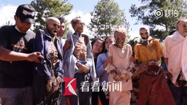 印尼上演“赶尸大会” 挖出遗体换新衣游行