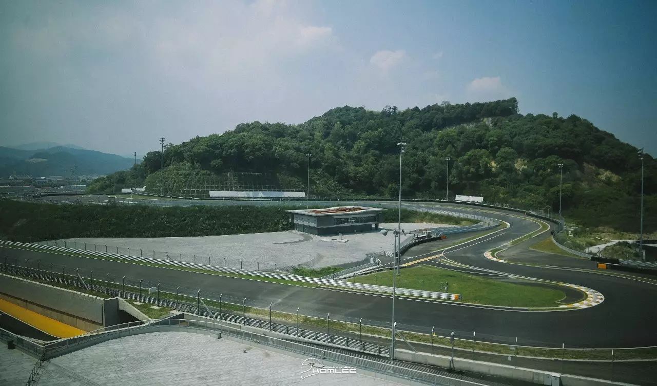 天太热，我选择躺在酒店里看比赛！