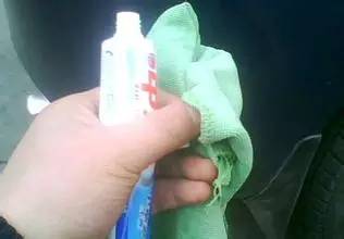 车身的划痕,若没及时修补,可能会直接生锈