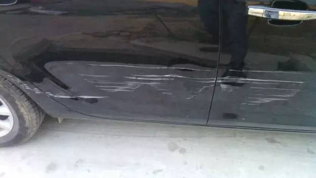 车身的划痕,若没及时修补,可能会直接生锈