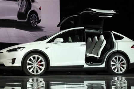 电动车里程碑！特斯拉黑科技：15分钟更换全车电池