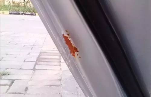 车身的划痕,若没及时修补,可能会直接生锈