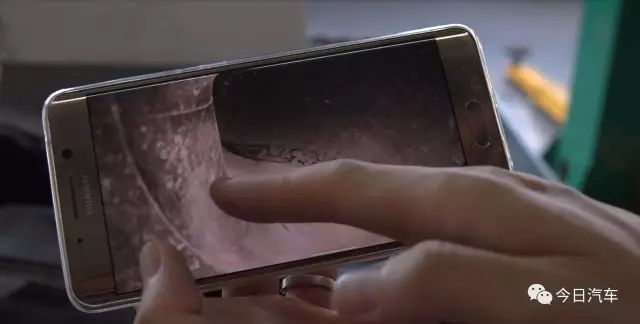 只能在晴天开的神车?大众途锐深陷进水门