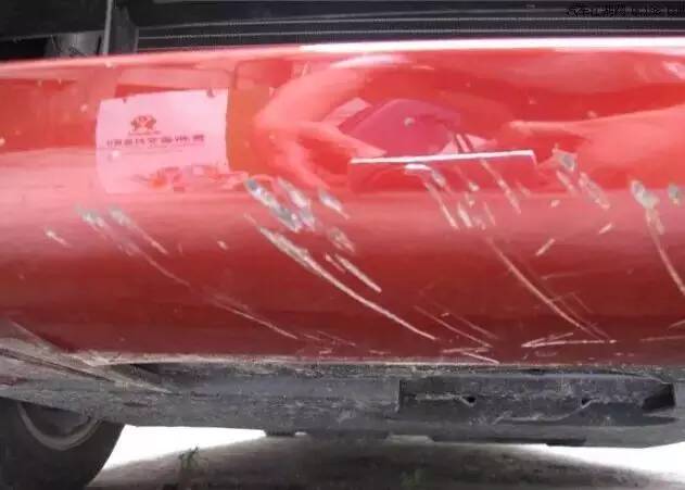 车身的划痕,若没及时修补,可能会直接生锈