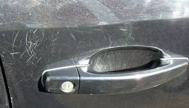 车身的划痕,若没及时修补,可能会直接生锈