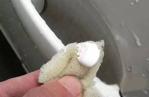 车身的划痕,若没及时修补,可能会直接生锈