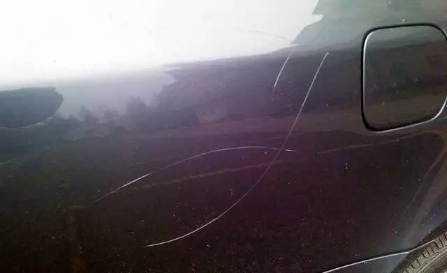 车身的划痕,若没及时修补,可能会直接生锈