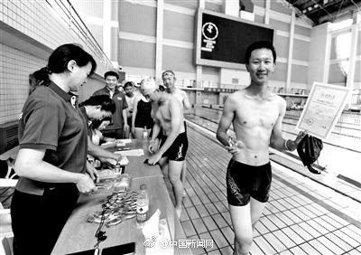 囧哥:为啥警方通报图片都是蓝底白字?看完对比我懂了 囧哥:为啥警方通报图片都是蓝底白字?看完对比我懂了图片