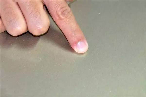 车身的划痕,若没及时修补,可能会直接生锈