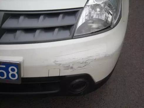 车身的划痕,若没及时修补,可能会直接生锈