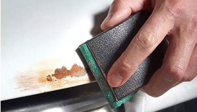 车身的划痕,若没及时修补,可能会直接生锈