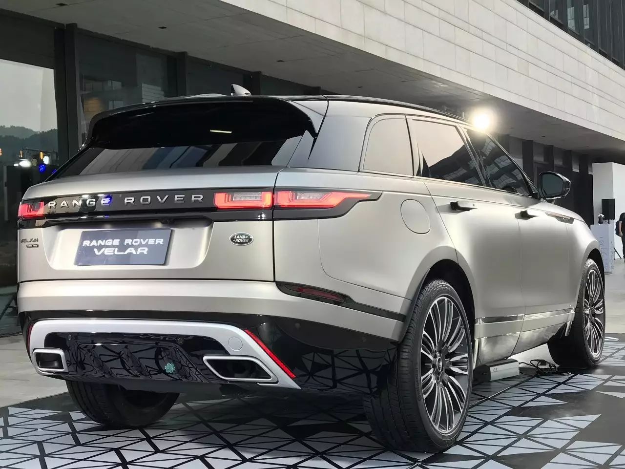 攒钱就买它!这台路虎比揽胜豪华,比发现便宜!