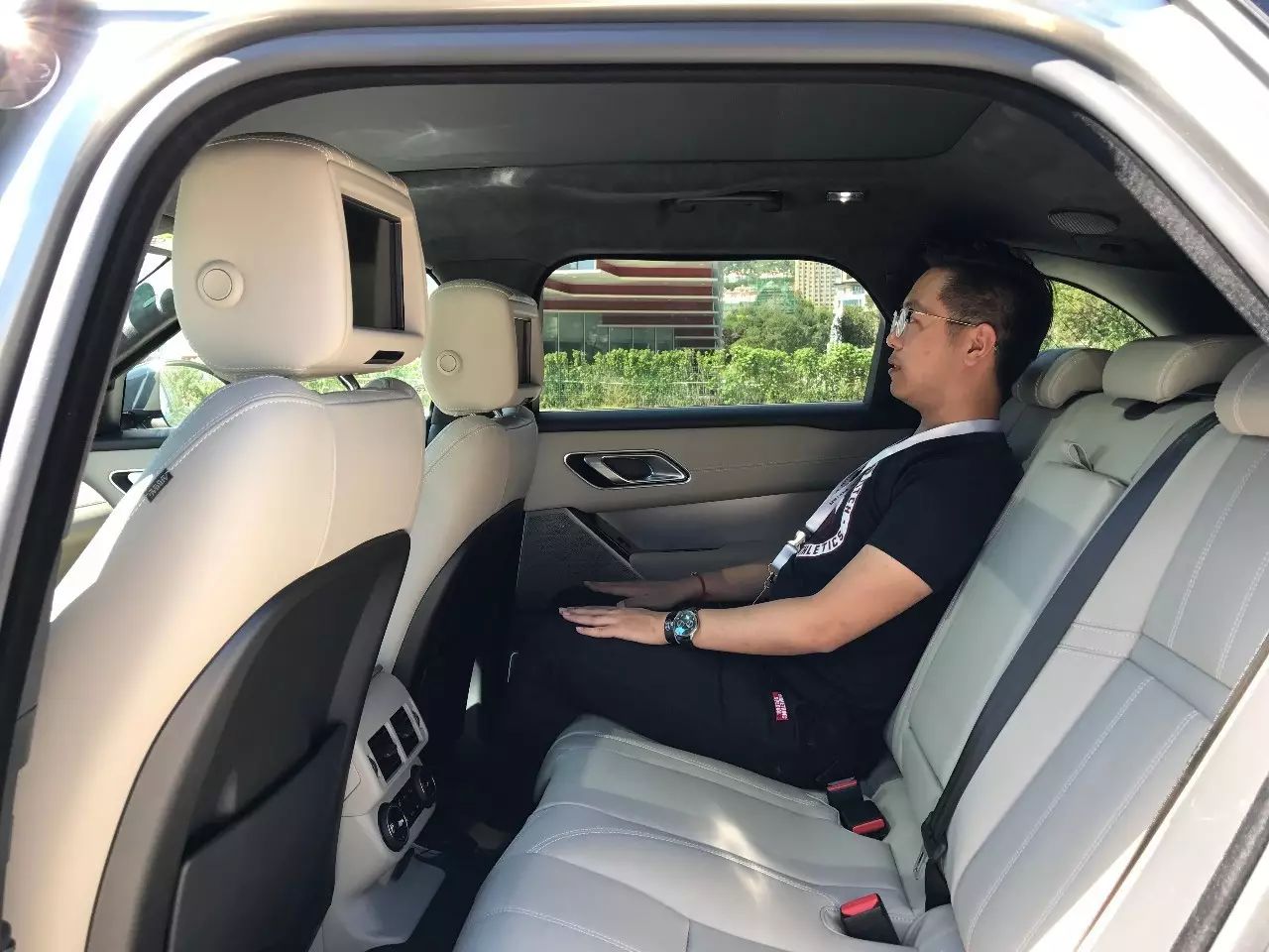 攒钱就买它!这台路虎比揽胜豪华,比发现便宜!