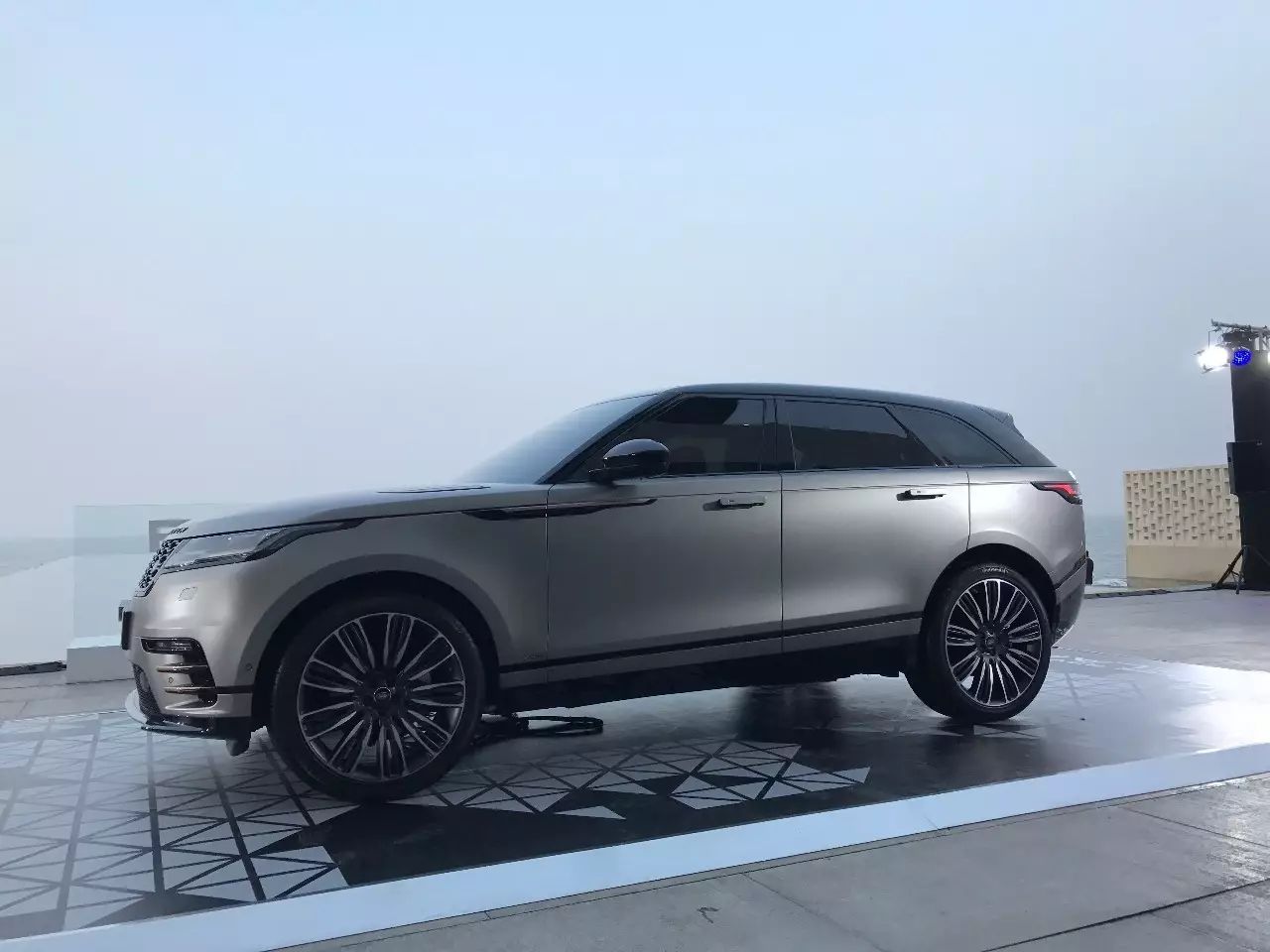 攒钱就买它!这台路虎比揽胜豪华,比发现便宜!