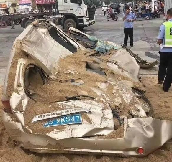 SUV被大货车压成铁皮 货车却说不刹车很正确