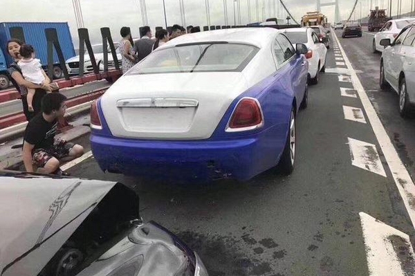 600万金标劳斯莱斯遭追尾，后车刚好够赔