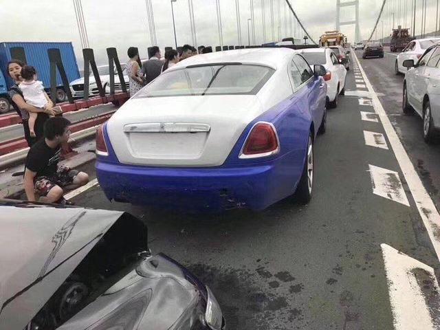 600万金标劳斯莱斯遭追尾,本田车刚好够赔