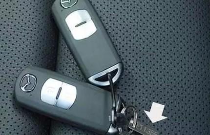 新车车钥匙上带了个有数字的小铁片 一定别扔了