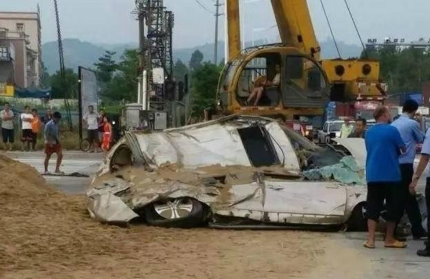 SUV被大货车压成铁皮 货车却说不刹车很正确