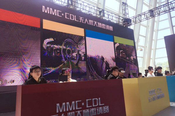 比赛选手们头戴跟踪式显示仪 比赛选手们头戴跟踪式显示仪