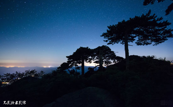 网友拍摄江西三清山夜晚星空图走红网络