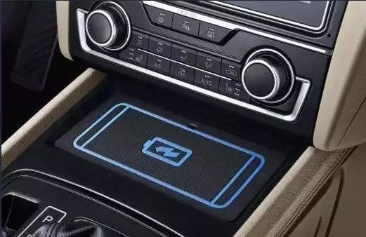 除了iPhoneX,这几款车也支持手机无线充电