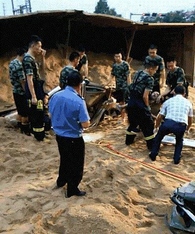 SUV被大货车压成铁皮 货车却说不刹车很正确