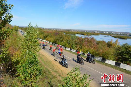 图为自驾骑行爱好者在俄罗斯境内骑行。 呼伦贝尔旅发委供图