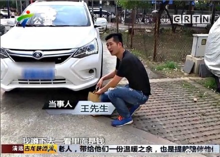 囧哥:小伙失恋大把撒币称 囧哥:小伙失恋大把撒币称