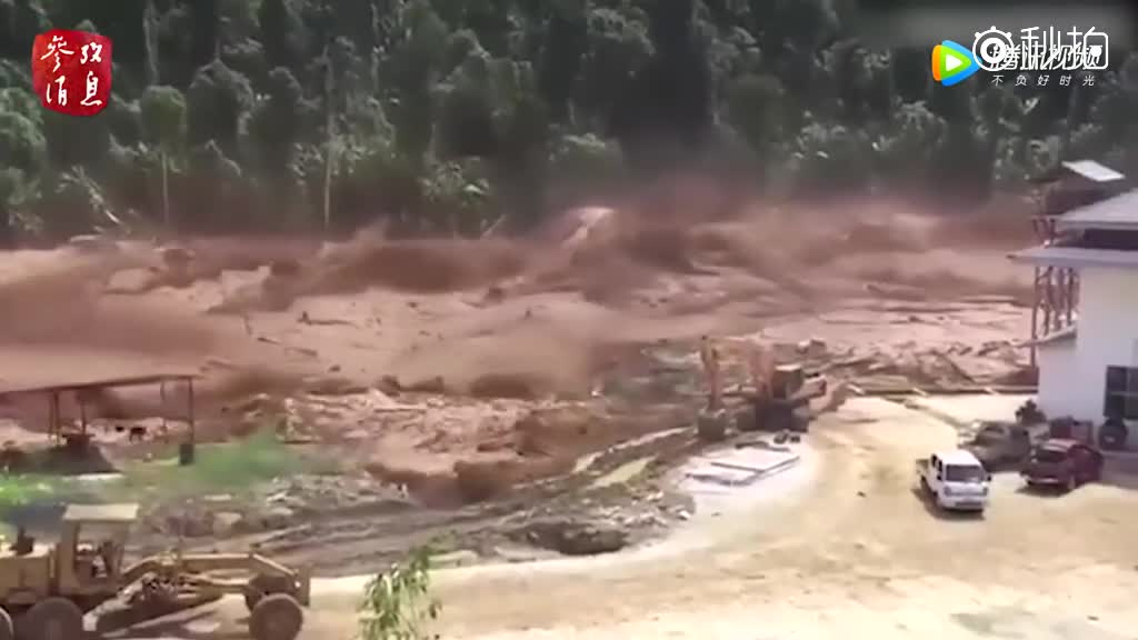 开车都躲不及！老挝一水库在施工中突然溃坝