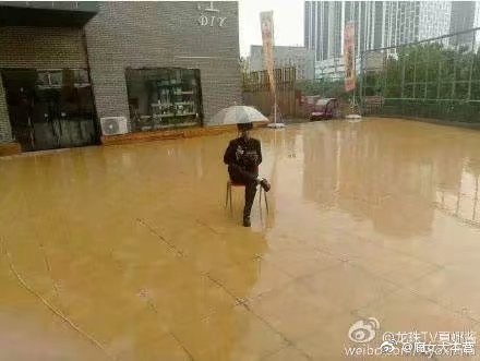 囧哥:无黄牛无护栏 iPhone8首发来4人欢迎仪式很尴尬 囧哥:无黄牛无护栏 iPhone8首发来4人欢迎仪式很尴尬图片