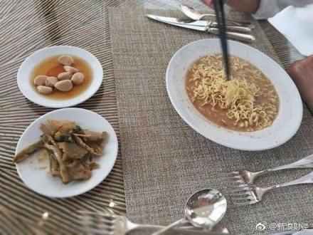 囧哥:无黄牛无护栏 iPhone8首发来4人欢迎仪式很尴尬 囧哥:无黄牛无护栏 iPhone8首发来4人欢迎仪式很尴尬图片