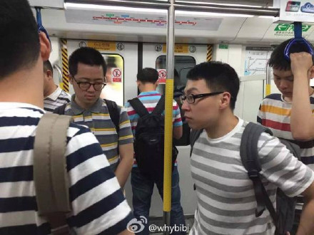 囧哥:无黄牛无护栏 iPhone8首发来4人欢迎仪式很尴尬 囧哥:无黄牛无护栏 iPhone8首发来4人欢迎仪式很尴尬图片