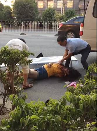 昨日下午,莆田黄石冠豪酒店红绿灯附近发生一起惨烈车祸,一女子骑电动