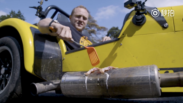 在一台疯狂赛道杀器的排气管上煎培根是什么体验？Carthrottle的逗...