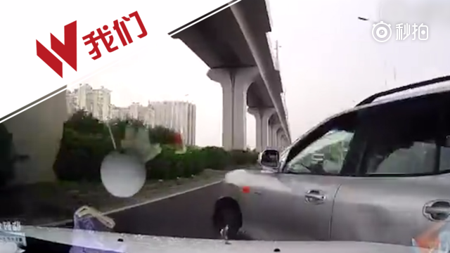 【后车不让道 前车强行变道被顶飞】9月23日，江苏南京一辆SUV打左转灯...