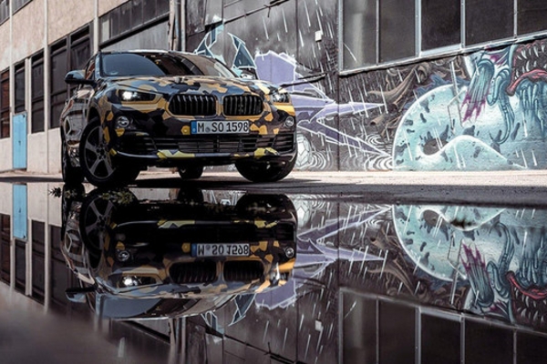 宝马新X2迷彩伪装版亮相本届米兰时装周