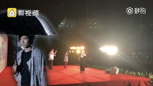 囧哥:有毒!高校迎新唱萧敬腾名曲立刻暴雨 唱完雨停 囧哥:有毒!高校迎新唱萧敬腾名曲立刻暴雨 唱完雨停图片