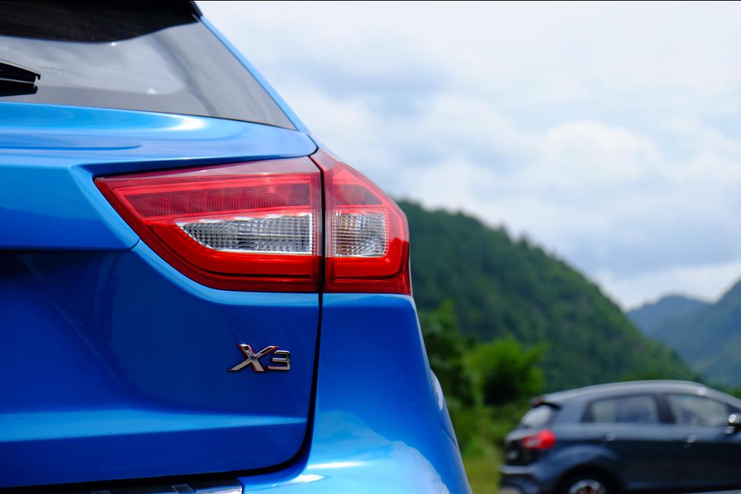 吉利上攻，却下探推5万元级产品，远景X3究竟如何？