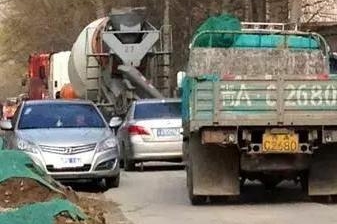 路面狭窄，技术不好还怕翻沟里，这种情况该怎么开？