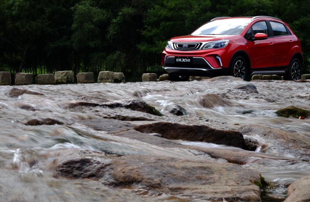 吉利上攻，却下探推5万元级产品，远景X3究竟如何？