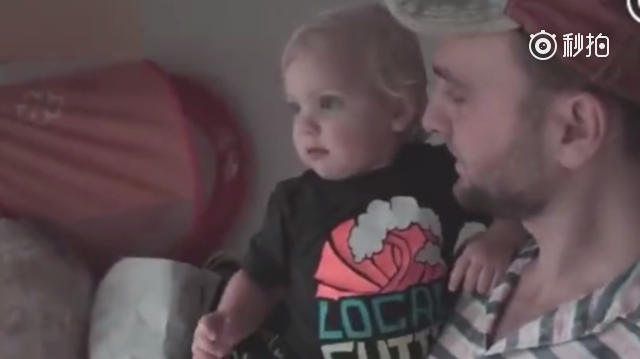 男子打雨伞开敞篷跑车 你开心就好 反正我是不怕淋雨的，爸爸再来一次  ​