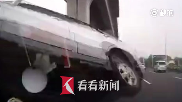 SUV强行变道被怼翻 后车司机：再来！