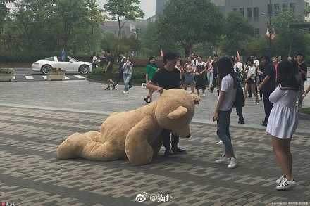 囧哥:有毒!高校迎新唱萧敬腾名曲立刻暴雨 唱完雨停 囧哥:有毒!高校迎新唱萧敬腾名曲立刻暴雨 唱完雨停图片