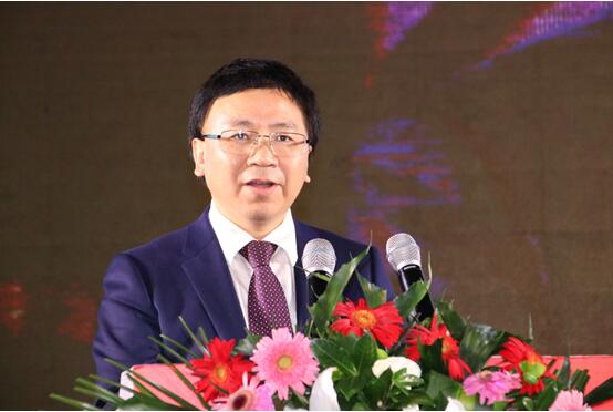 高端长头重卡乘龙T7荣耀上市 引领智能卡车新时代