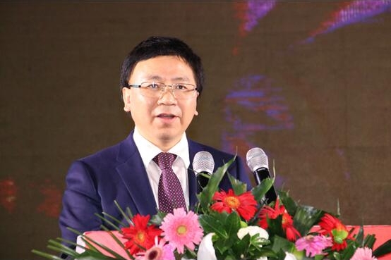 高端长头重卡乘龙T7荣耀上市 引领智能卡车新时代
