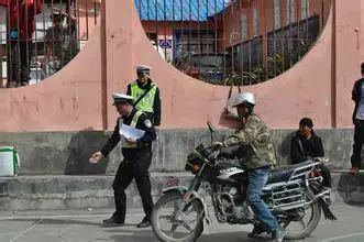 骑摩托车违章,为啥扣我汽车驾驶证的分?