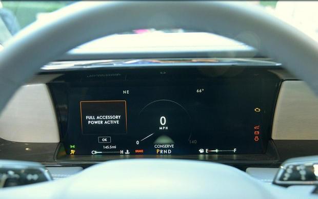 长5.2米的巨无霸,车内找不到换挡杆,换挡就像在弹钢琴一样